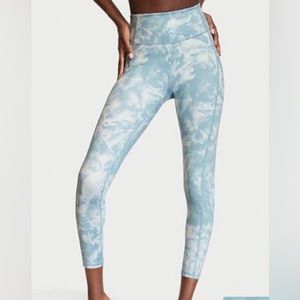 VICTORIA'S SECRET
Essential Pocket Legging